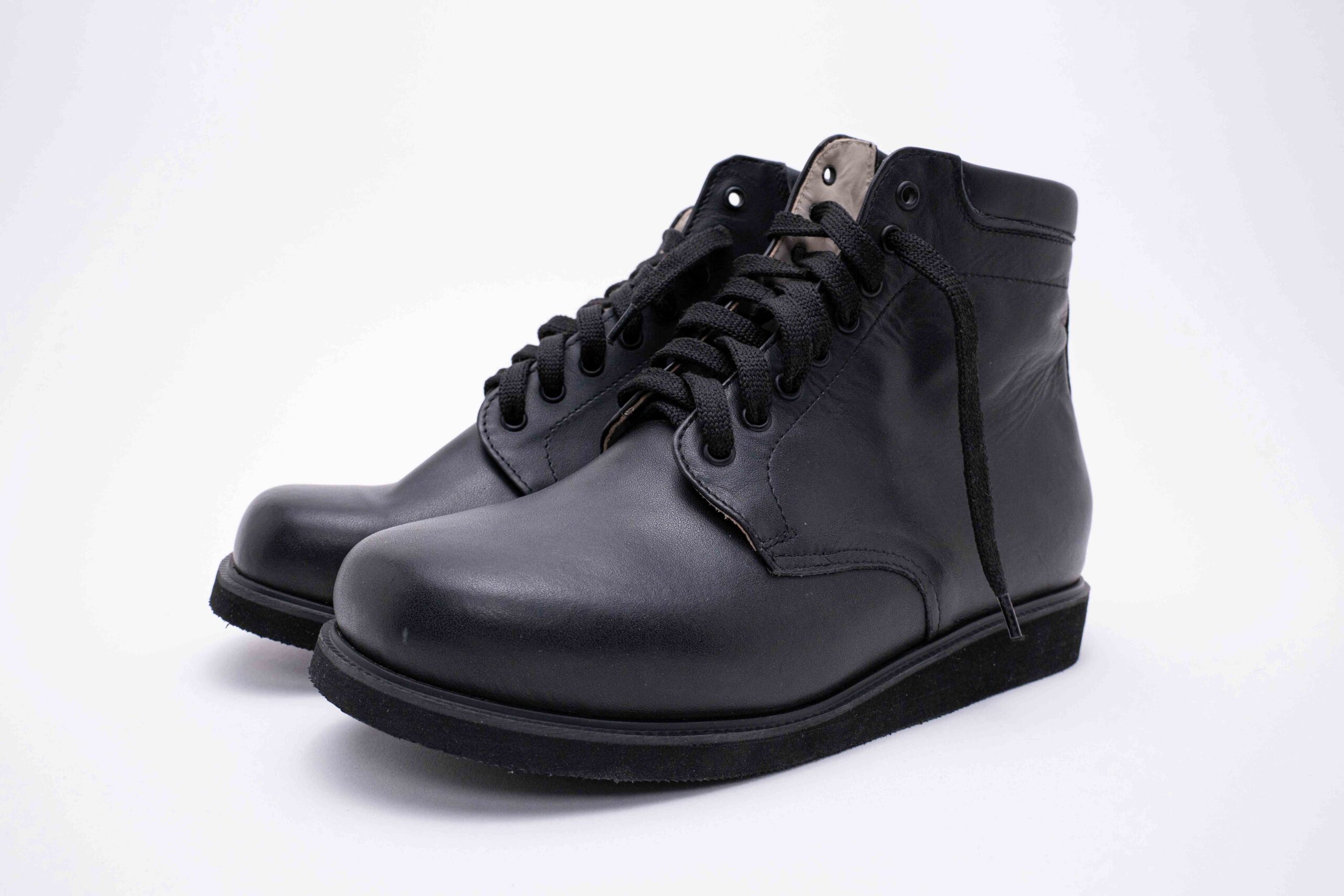 Czarne, sznurowane trzewiki