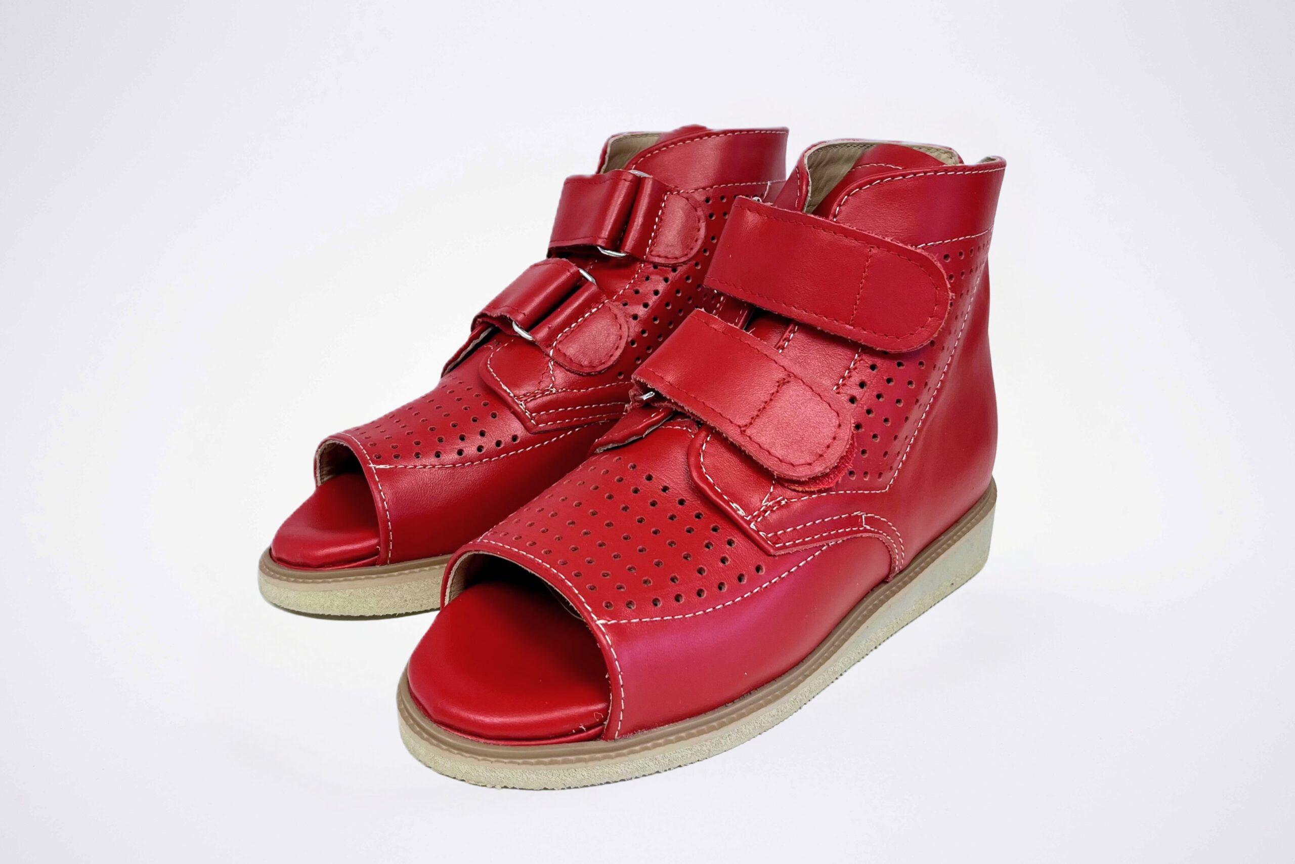 Dziurkowane obuwie ortopedyczne na rzepy z otwartymi palcami