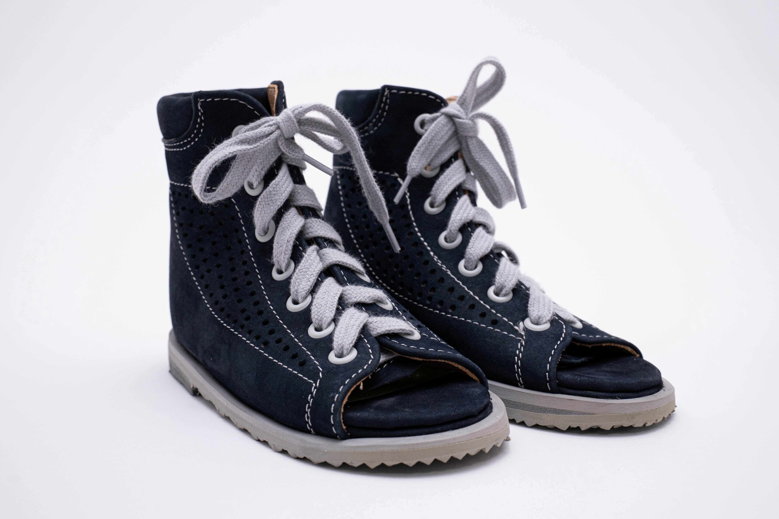 Dziurkowane trzewiki ortopedyczne dla dzieci